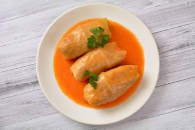 Bir tabak kıyma, pirinç ve lahana.