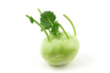 Beyaz arka planda Kohlrabi