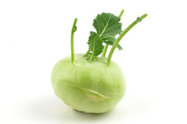 Beyaz arka planda Kohlrabi