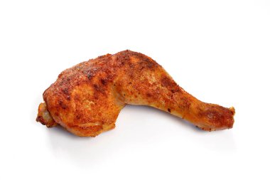 Beyaz arka planda izole edilmiş fırında tavuk budu.