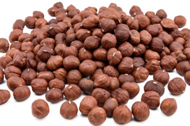 Beyaz arka planda fındıklar