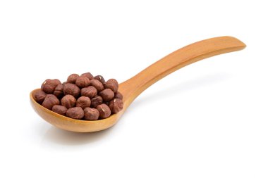 Beyaz arka planda fındıklar