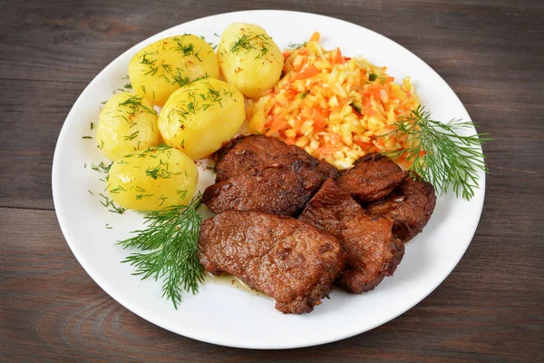 Schweinefleisch Mit Kartoffeln Und Salat — Stockfoto