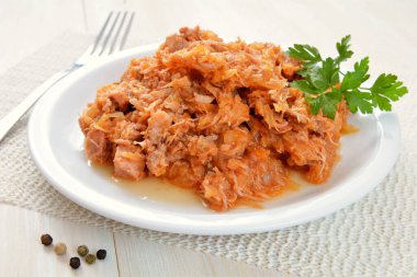 Etli ve sosisli lahana turşusu.