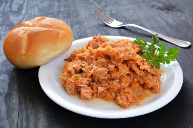 Etli ve sosisli lahana turşusu.