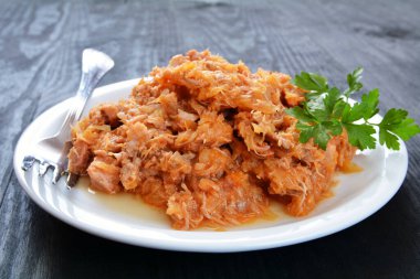 Etli ve sosisli lahana turşusu.