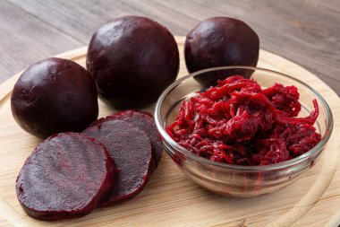 Tahtada kaynamış pancar.