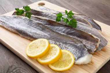 Tahtadaki balık filetosu.