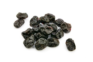 Beyaz arka planda kurumuş kirazlar