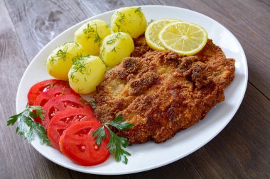 Patates ve domatesli domuz pirzolası