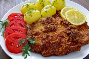 Patates ve domatesli domuz pirzolası