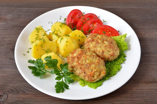 Reis Und Kohl Hackschnitzel Mit Kartoffeln Und Tomaten — Stockfoto