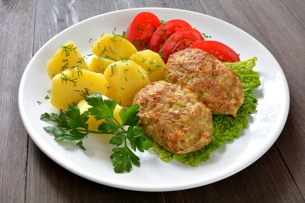 Reis Und Kohl Hackschnitzel Mit Kartoffeln Und Tomaten — Stockfoto