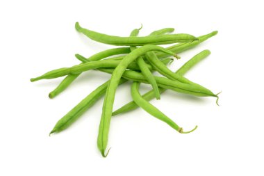 Beyaz arkaplanda yeşil fasulyeler izole