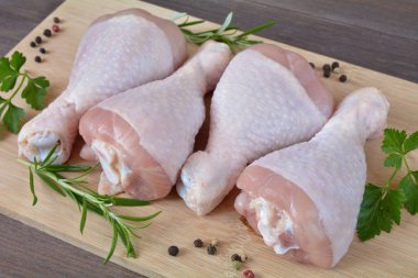 Tahtada çiğ tavuk bacağı