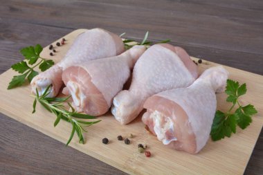 Tahtada çiğ tavuk bacağı