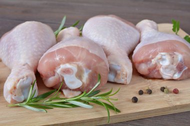 Tahtada çiğ tavuk bacağı