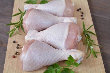 Tahtada çiğ tavuk bacağı