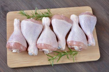 Tahtada çiğ tavuk bacağı