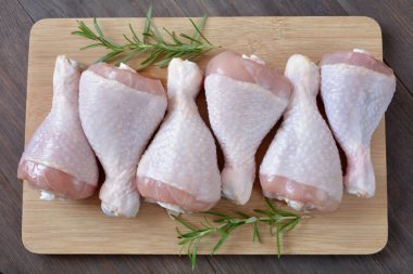 Tahtada çiğ tavuk bacağı