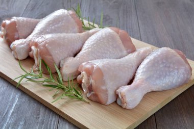 Tahtada çiğ tavuk bacağı