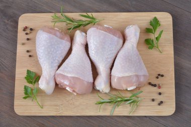 Tahtada çiğ tavuk bacağı