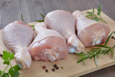 Tahtada çiğ tavuk bacağı