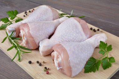 Tahtada çiğ tavuk bacağı