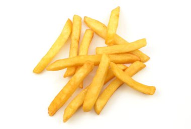 Beyaz arka planda patates kızartması.