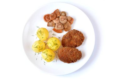 Patatesli pirzola ve marine edilmiş mantar.