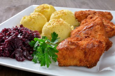 Patatesli kızarmış balık ve lahana.