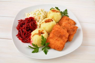 Patates ve salatayla kızartılmış Miruna balığı.