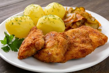 Patates ve salatalı kızarmış balık.