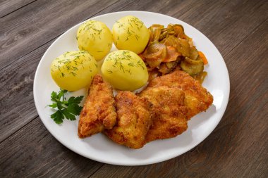 Patates ve salatalı kızarmış balık.