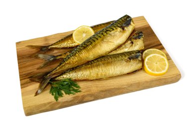 Beyaz bir arka planda uskumru füme