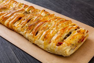 Tavuklu tavuk eti, sebzeli ve mantarlı börek.