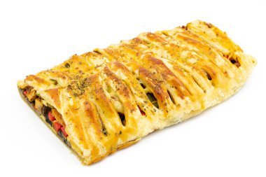 Tavuklu tavuk eti, sebzeli ve mantarlı börek.