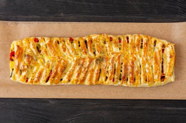 Tavuklu tavuk eti, sebzeli ve mantarlı börek.