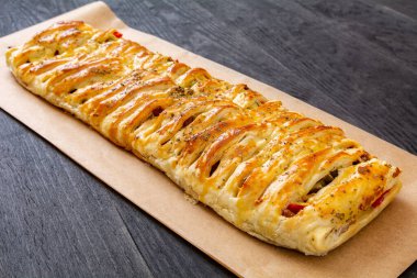 Tavuklu tavuk eti, sebzeli ve mantarlı börek.