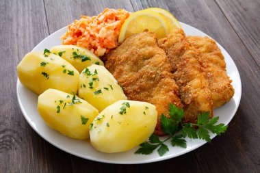 Patates ve salatalı kızarmış balık.