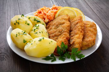 Patates ve salatalı kızarmış balık.