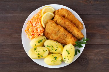 Patates ve salatalı kızarmış balık.