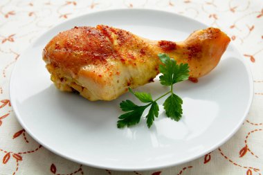 Bir plaka üzerinde pişmiş tavuk budu