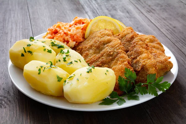 Gebratener Fisch Mit Kartoffeln Und Salat — Stockfoto
