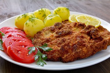 Patates ve domatesli domuz pirzolası