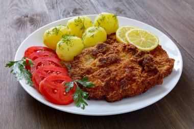 Patates ve domatesli domuz pirzolası