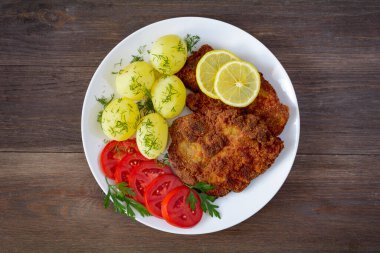 Patates ve domatesli domuz pirzolası