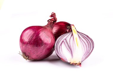 beyaz zemin üzerine kırmızı soğan