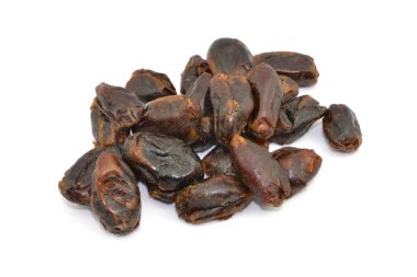 Beyaz arkaplanda kurumuş tarihler