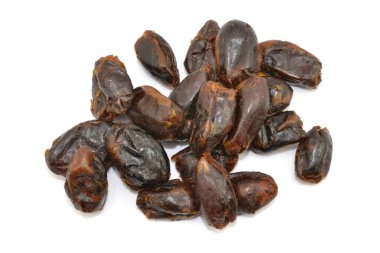 Beyaz arkaplanda kurumuş tarihler